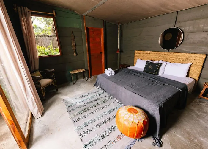 Amana , Front Hotel